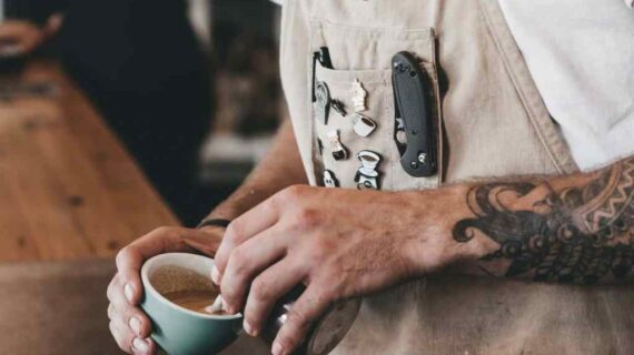Bukan Sekadar Uniform Coffee Shop Semata, Berikut Fungsi Apron Barista yang Perlu Diketahui