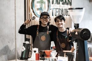 Kenali Perbedaan Mendasar dari Waiter/Waitress dan Barista