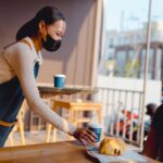 Meningkatkan Citra Cafe Anda: Pentingnya Menyesuaikan Seragam Staf Cafe Anda